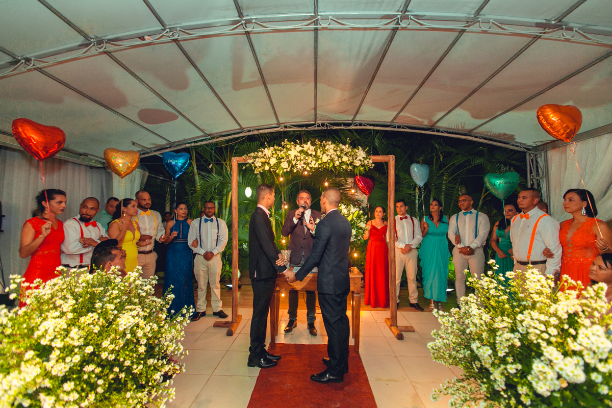 mesa-bolo-decoração-luzes-doces-salvador-casamento-casamento gay-noivos-ternos-bolo de casamento-selfie-amigas-convidados de casamento-familia dos noivos-padrinhos-madrinhas-arco iris-cerimonia-altar-ritual