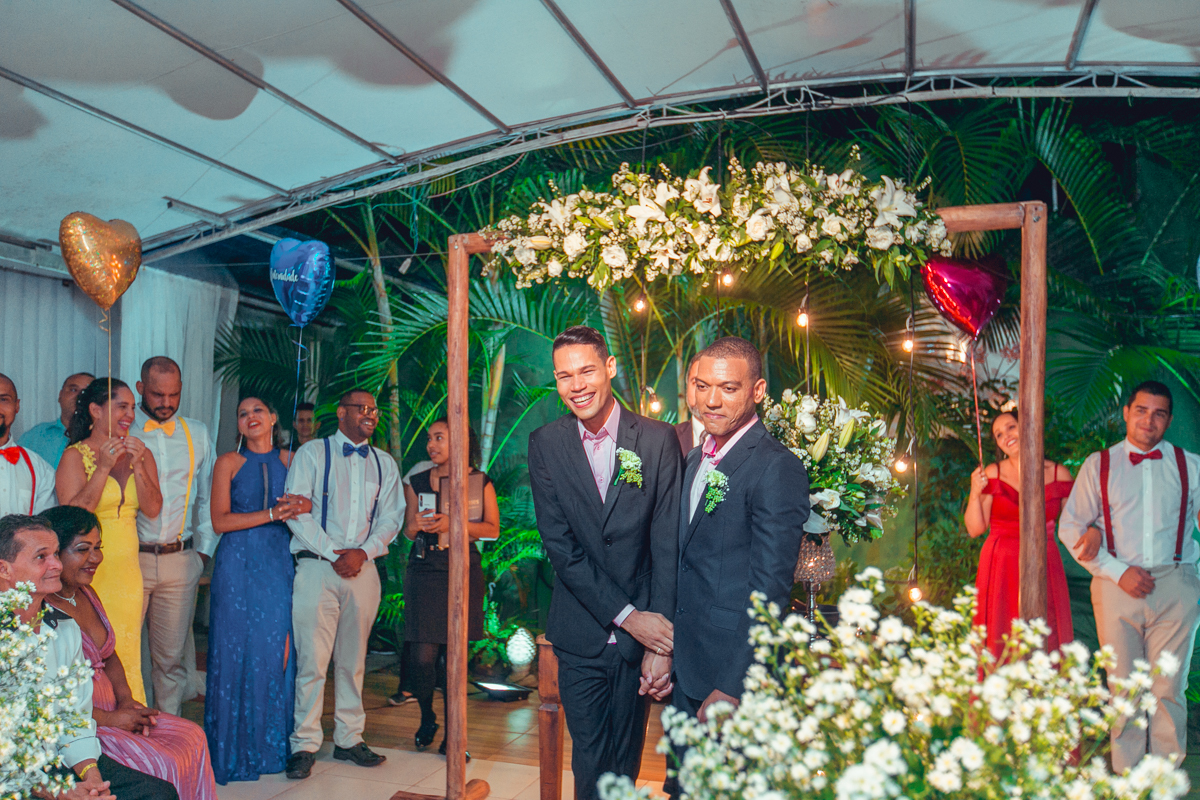 mesa-bolo-decoração-luzes-doces-salvador-casamento-casamento gay-noivos-ternos-bolo de casamento-selfie-amigas-convidados de casamento-familia dos noivos-padrinhos-madrinhas-arco iris-cerimonia-altar-ritual