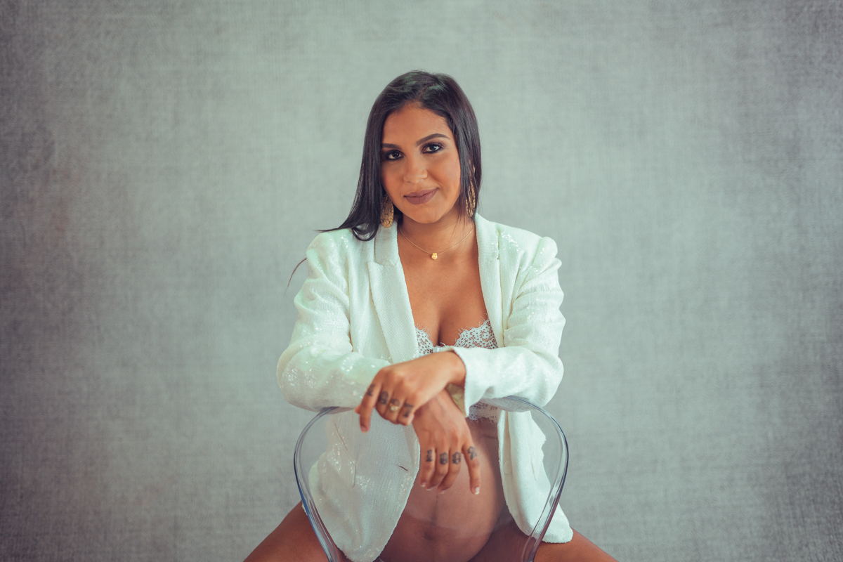 ensaio-gestante-fotografico-estudio-salvador-bahia-blazer-lingerie gestante-roupas para gestante-caminho das arvores-cadeira-book gestante
