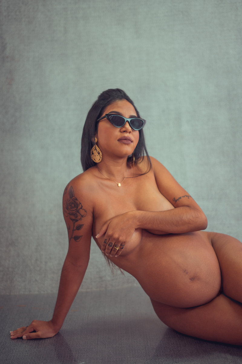 ensaio-gestante-fotografico-estudio-salvador-bahia-nua gestante-intimista-roupas para gestante-caminho das arvores-cadeira-book gestante