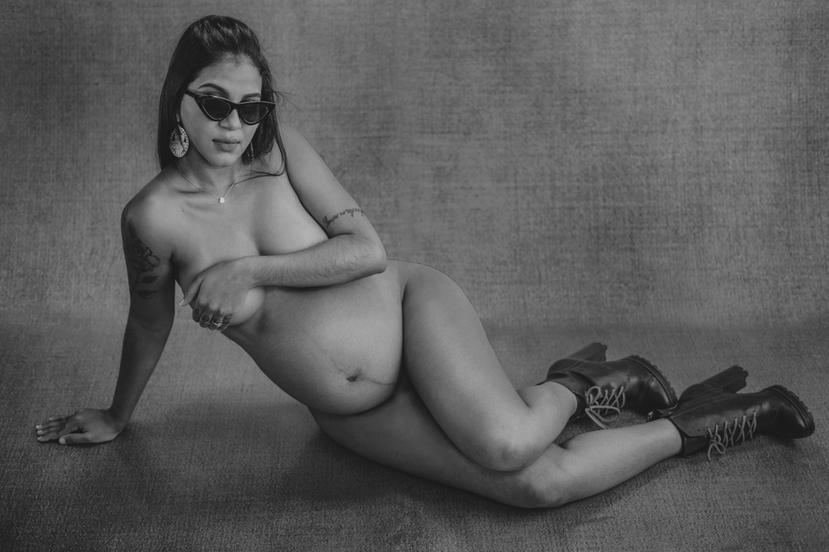 ensaio-gestante-fotografico-estudio-salvador-bahia-nua gestante-intimista-roupas para gestante-caminho das arvores-cadeira-book gestante