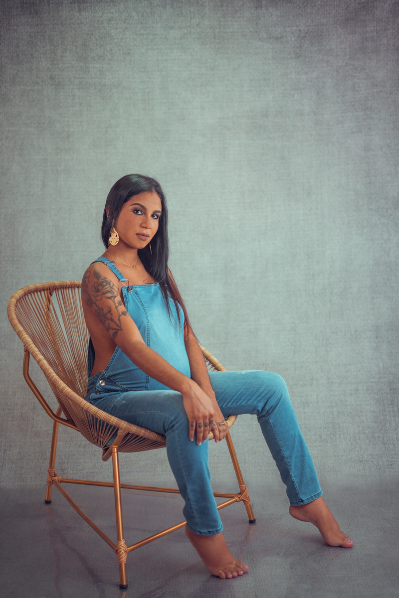ensaio-gestante-fotografico-estudio-salvador-bahia-jardineira jeans-poses- gestante-roupas para gestante-caminho das arvores-cadeira-book gestante