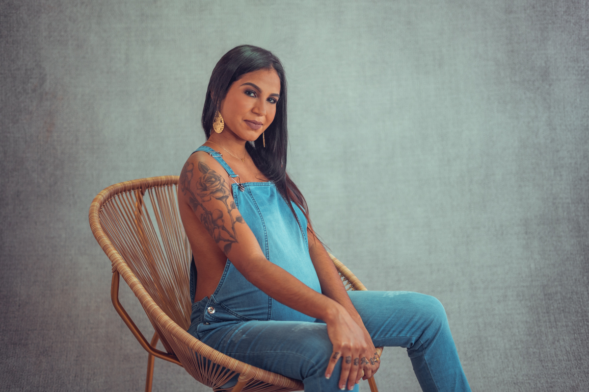 ensaio-gestante-fotografico-estudio-salvador-bahia-jardineira jeans-poses- gestante-roupas para gestante-caminho das arvores-cadeira-book gestante