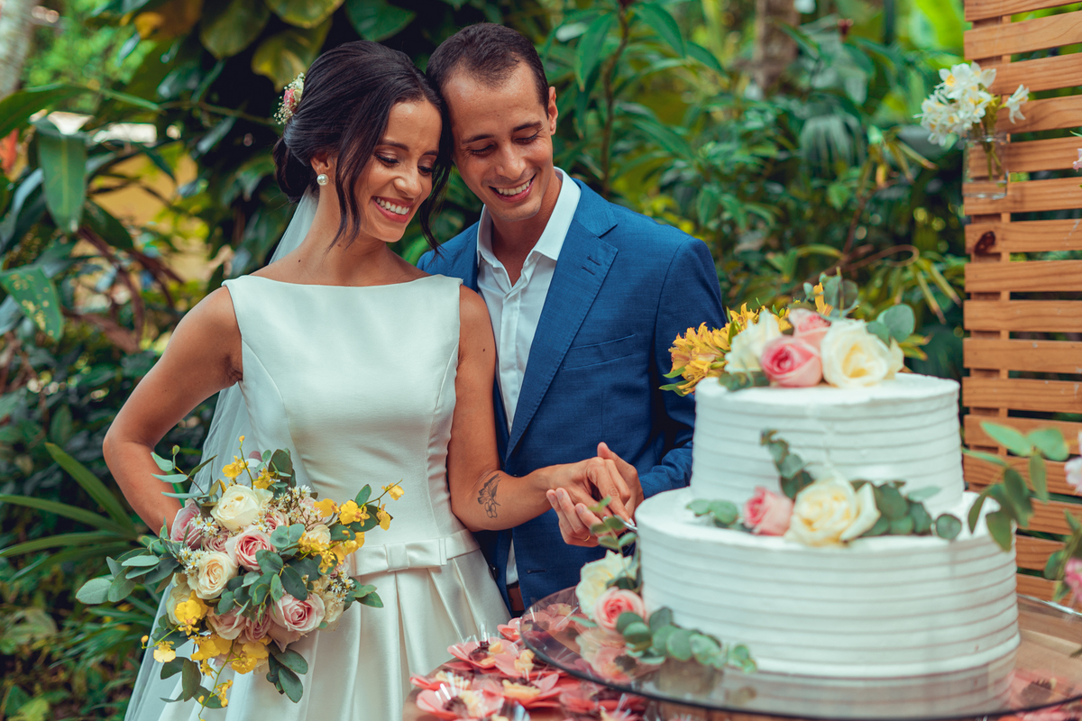casamento noivos 2022 noiva noivo união bolo decoração celebração aliança vestido véu grinalda senhoritas fotografia