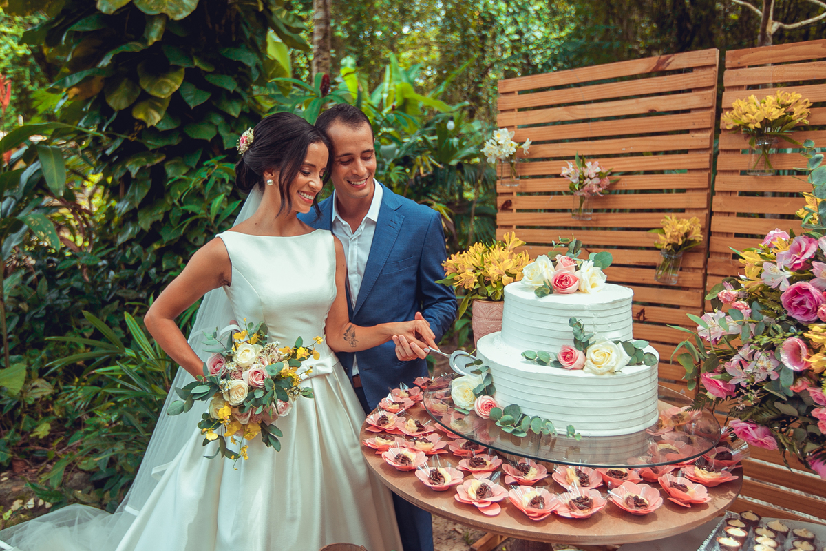 casamento noivos 2022 noiva noivo união bolo decoração celebração aliança vestido véu grinalda senhoritas fotografia
