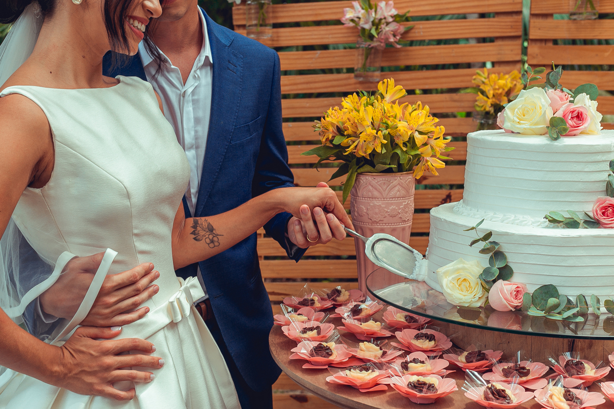 casamento noivos 2022 noiva noivo união bolo decoração celebração aliança vestido véu grinalda senhoritas fotografia