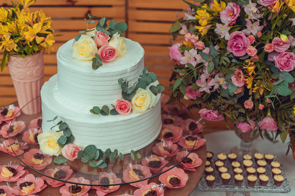 casamento noivos 2022 noiva noivo união bolo decoração celebração aliança vestido véu grinalda senhoritas fotografia