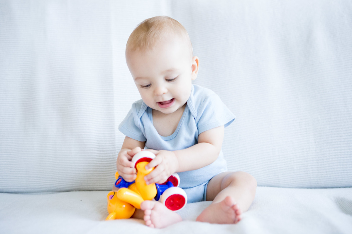 Ensaio de acompanhamento infantil com brinquedos em Campo Grande no Rio de Janeiro