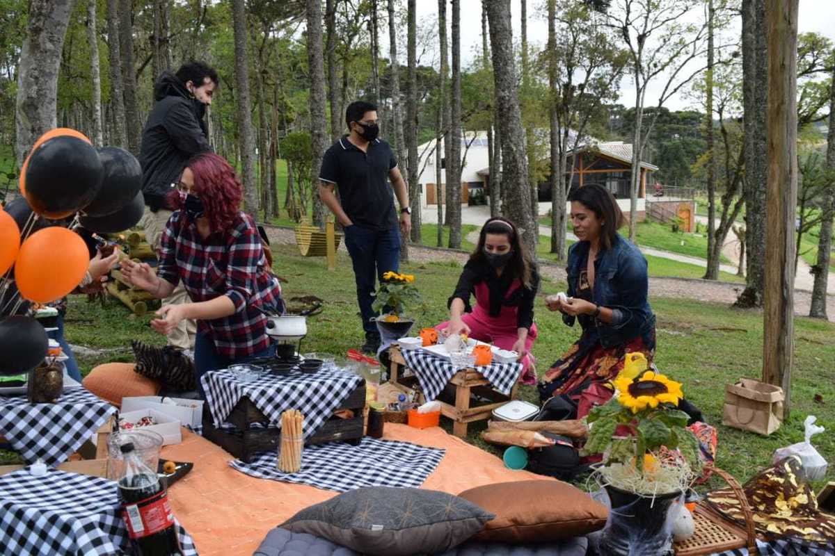 organizando cenário halloween