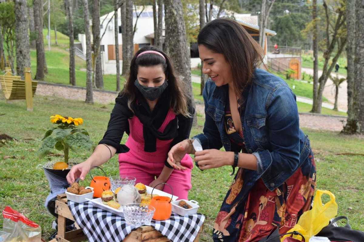 organizando cenário halloween