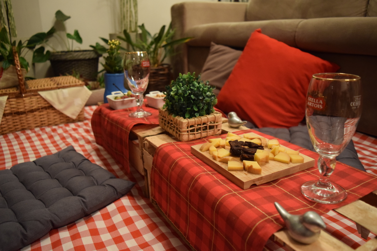 DIY picnic happy hour