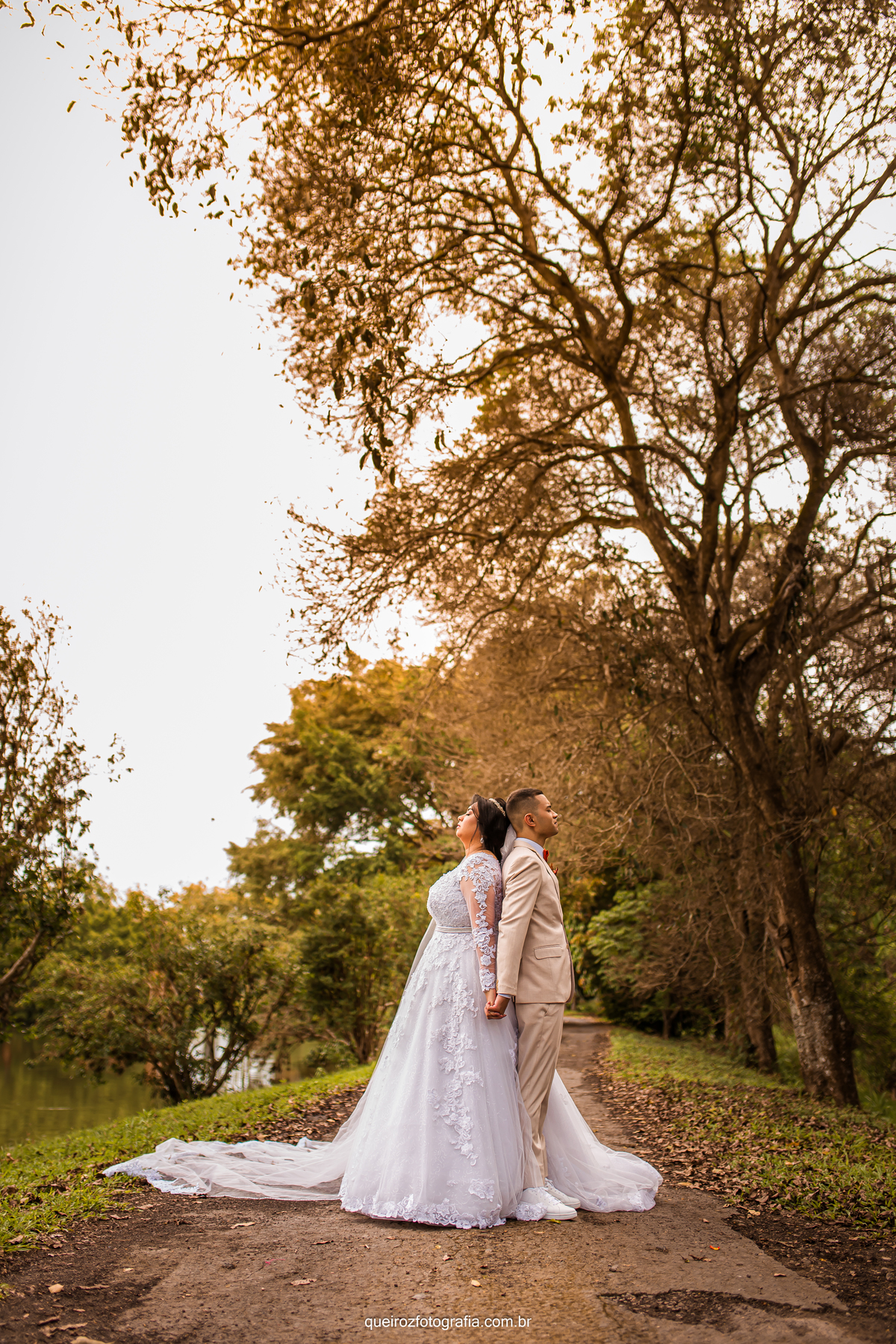 Os noivos decidiram fazer uma oração a Deus minutos antes do momento do sim no altar...