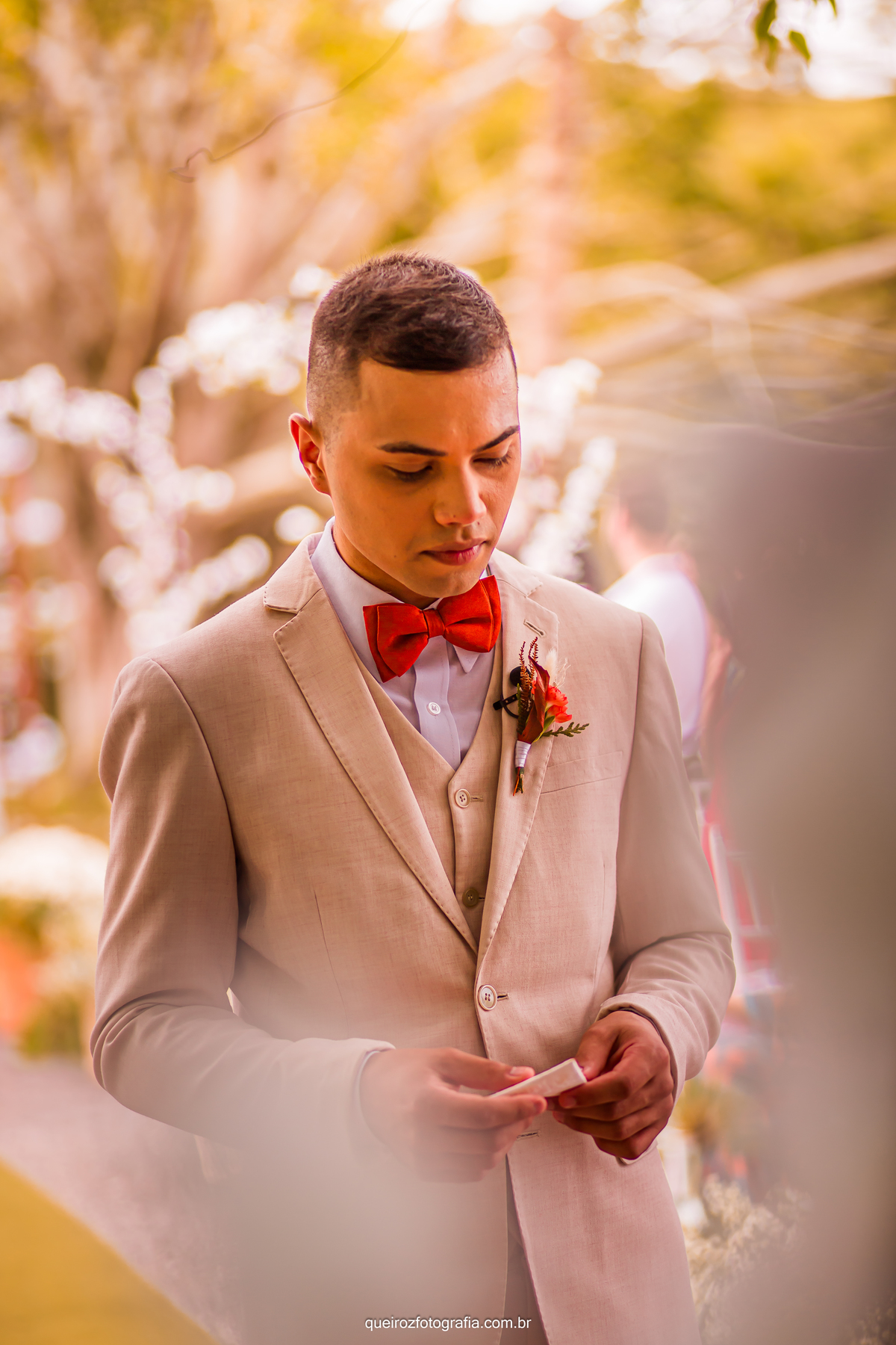 Hora da noiva entrar, o noivo está ansioso será? 