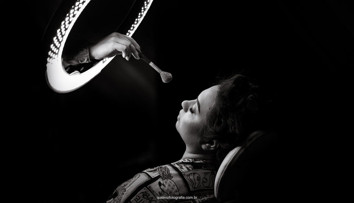 noiva se arrumando para o grande momento