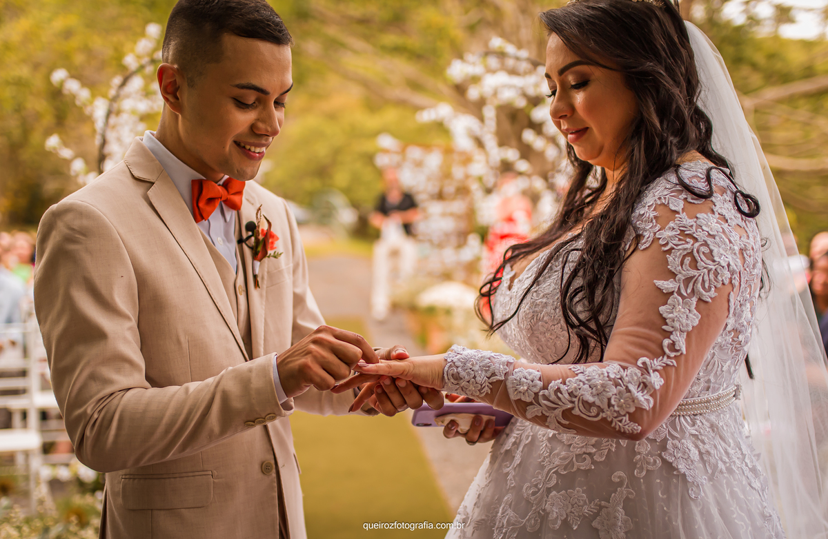 É nítido a alegria do casal nesse momento das alianças