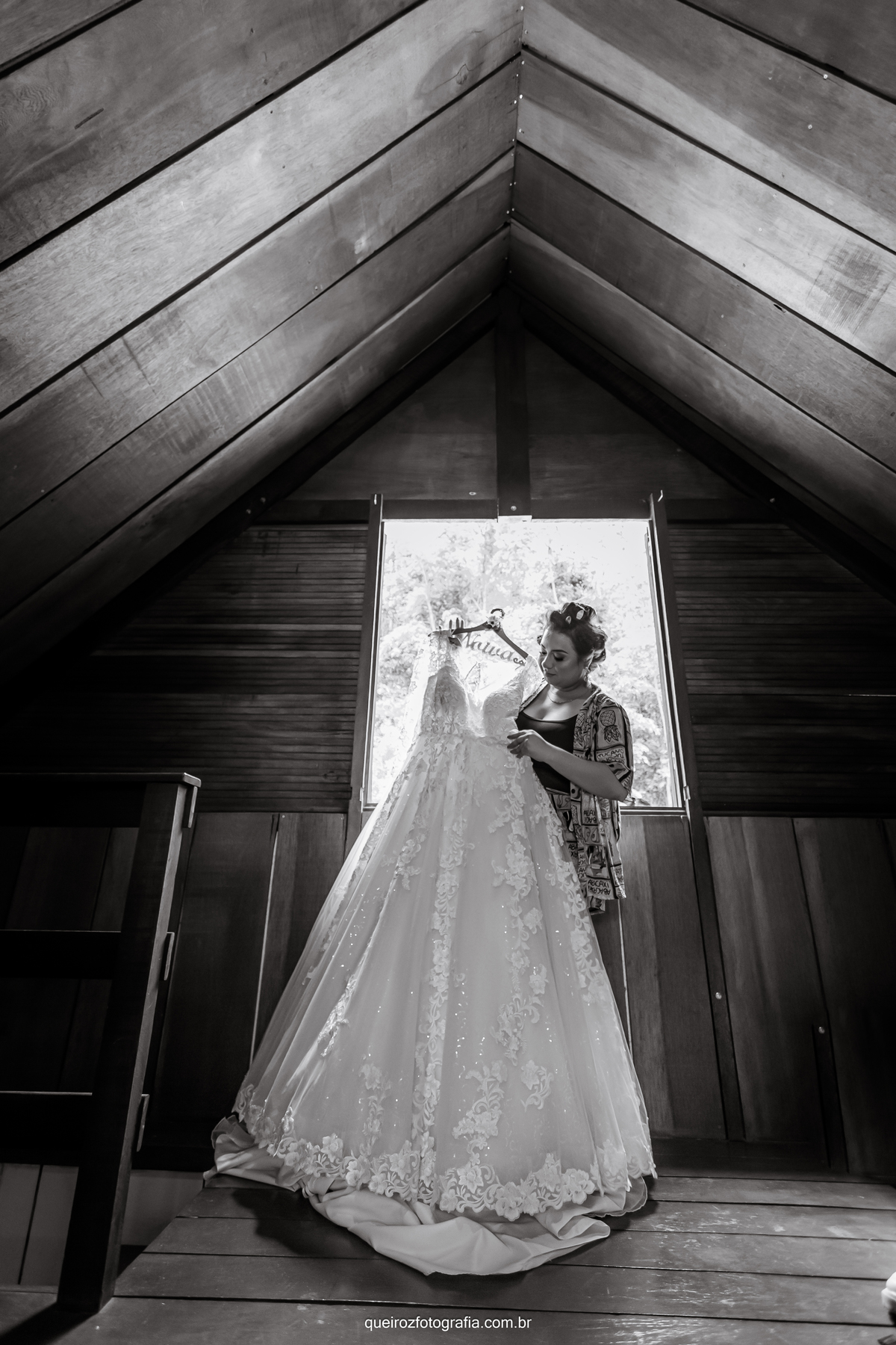 A noiva e o seu vestido com inúmeros sentimentos