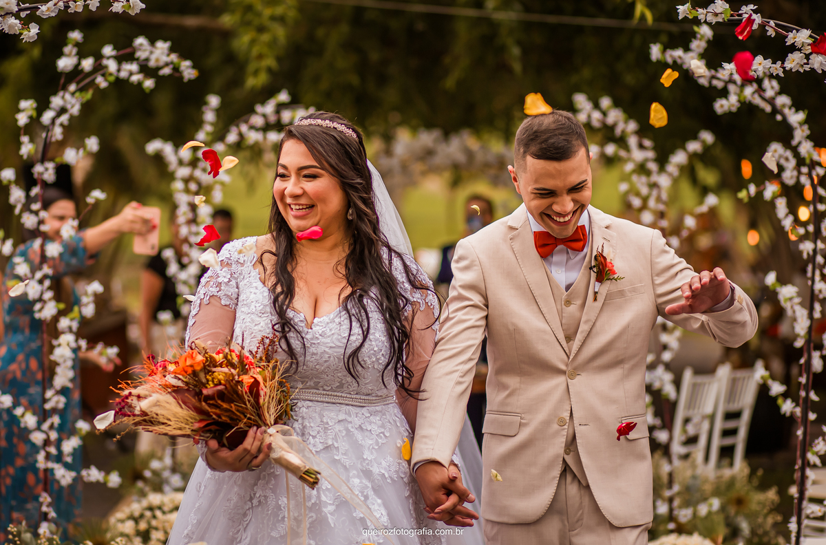 momentos da saída dos noivos