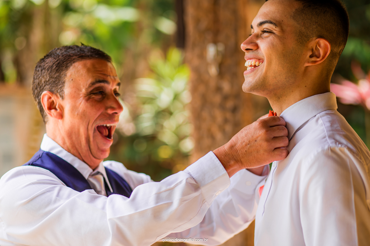 momento descontraído do noivo e seu pai