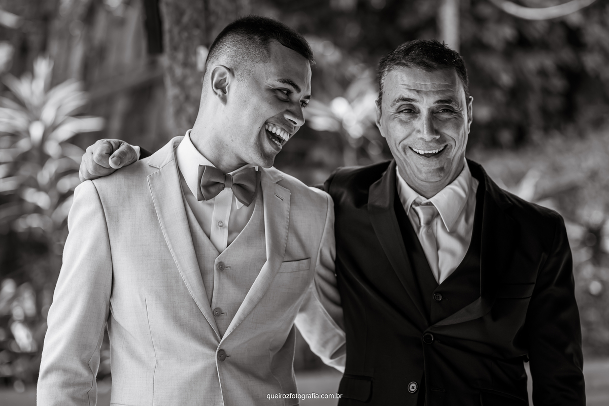 momento descontraído do noivo com seu pai momentos antes do sim