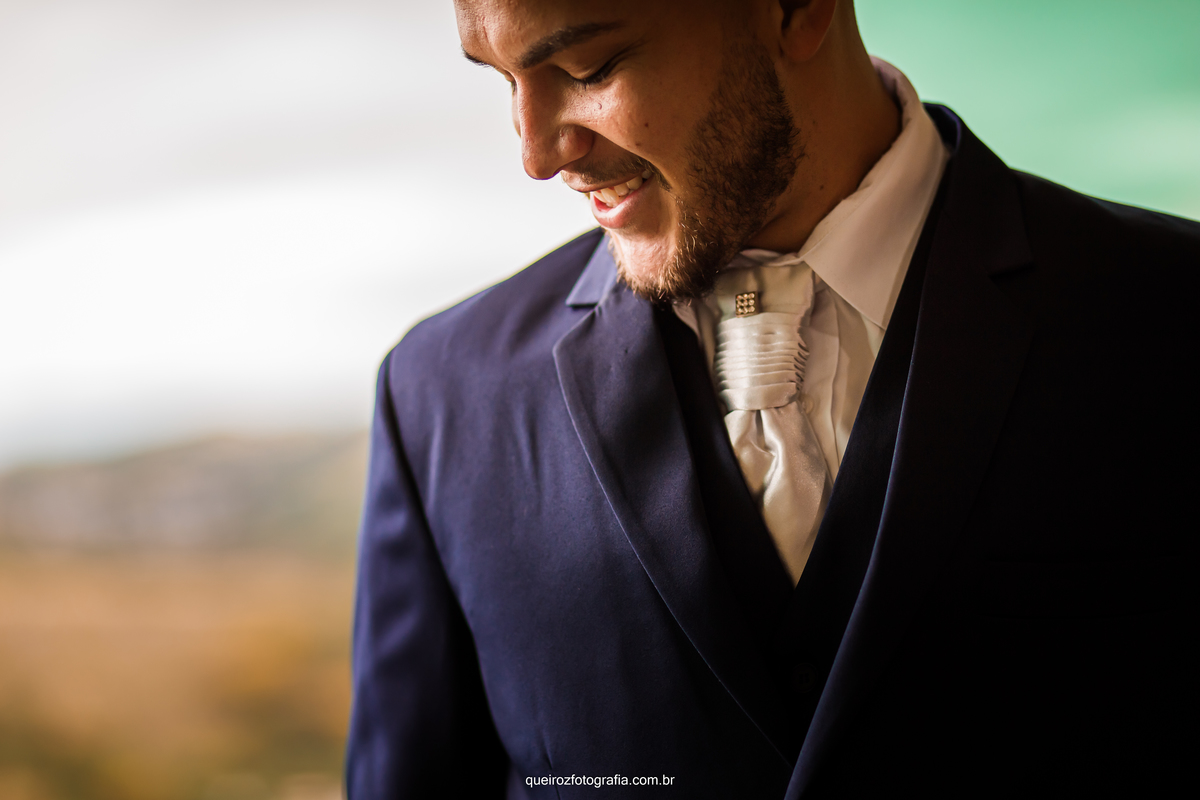 casamento noivo se arrumando para sua noiva