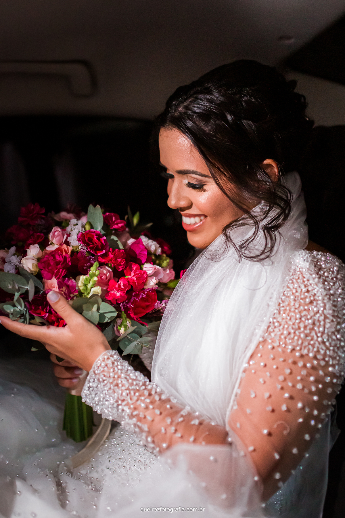 casamento noiva se arrumando saindo do carro