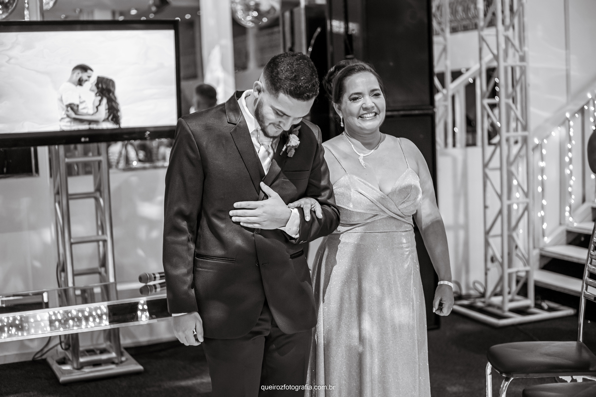 noivo emocionado com a entrada da noiva