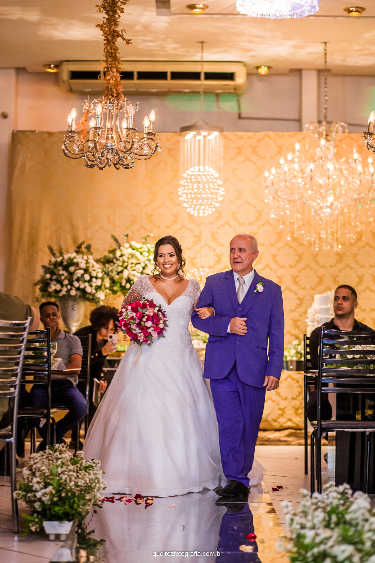 noiva entrando emoção