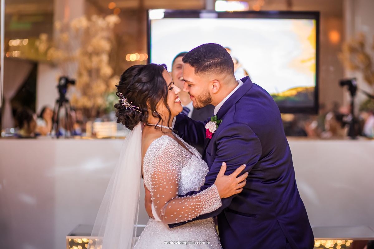 beijo dos noivos casamento