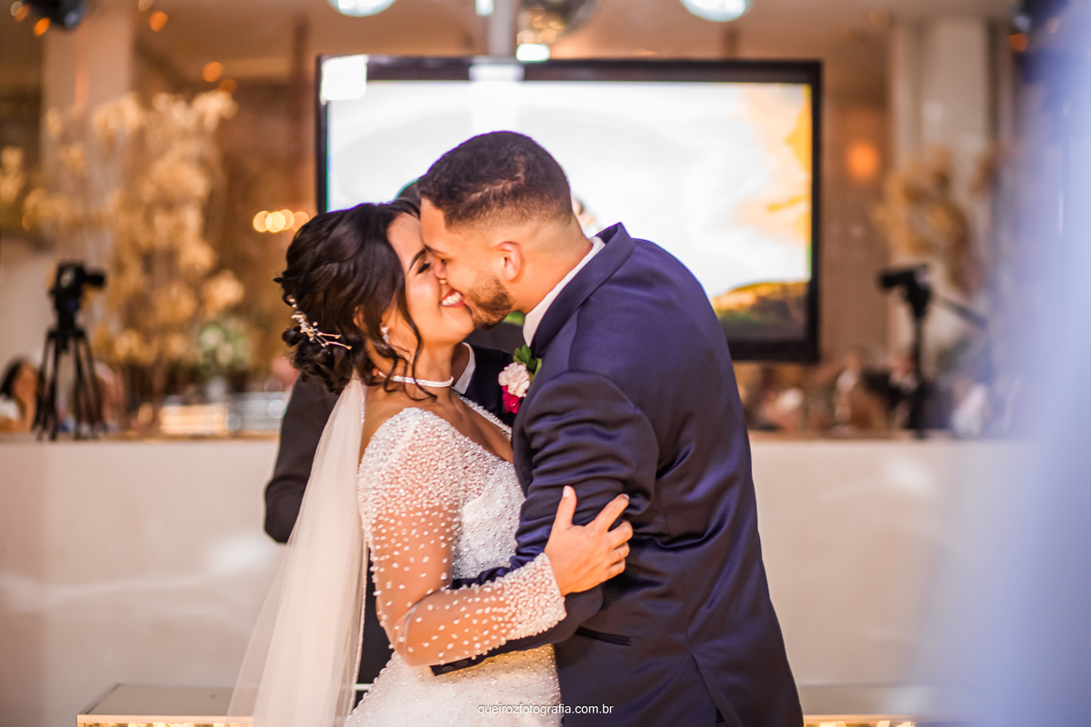 beijo dos noivos casamento