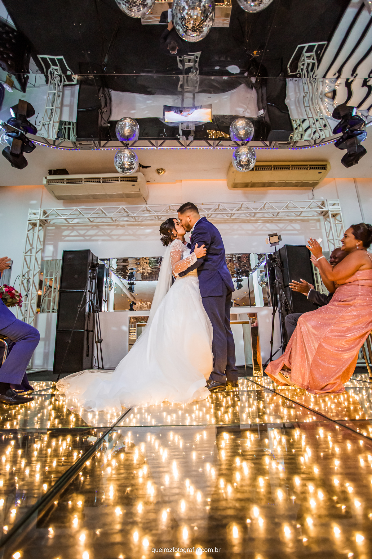 beijo dos noivos casamento