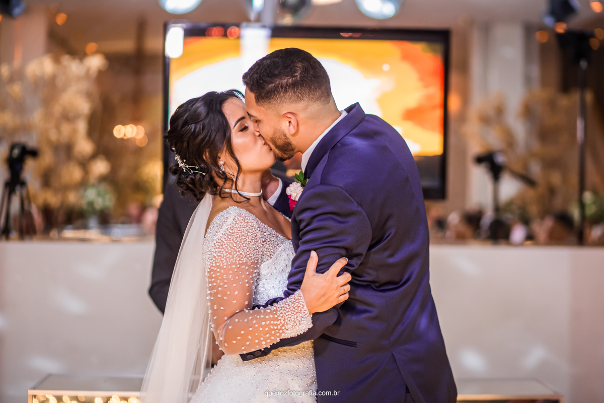 beijo dos noivos casamento