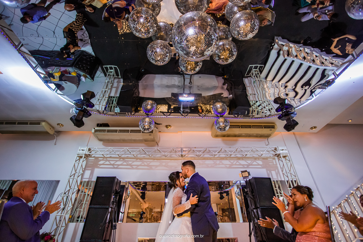 beijo dos noivos casamento