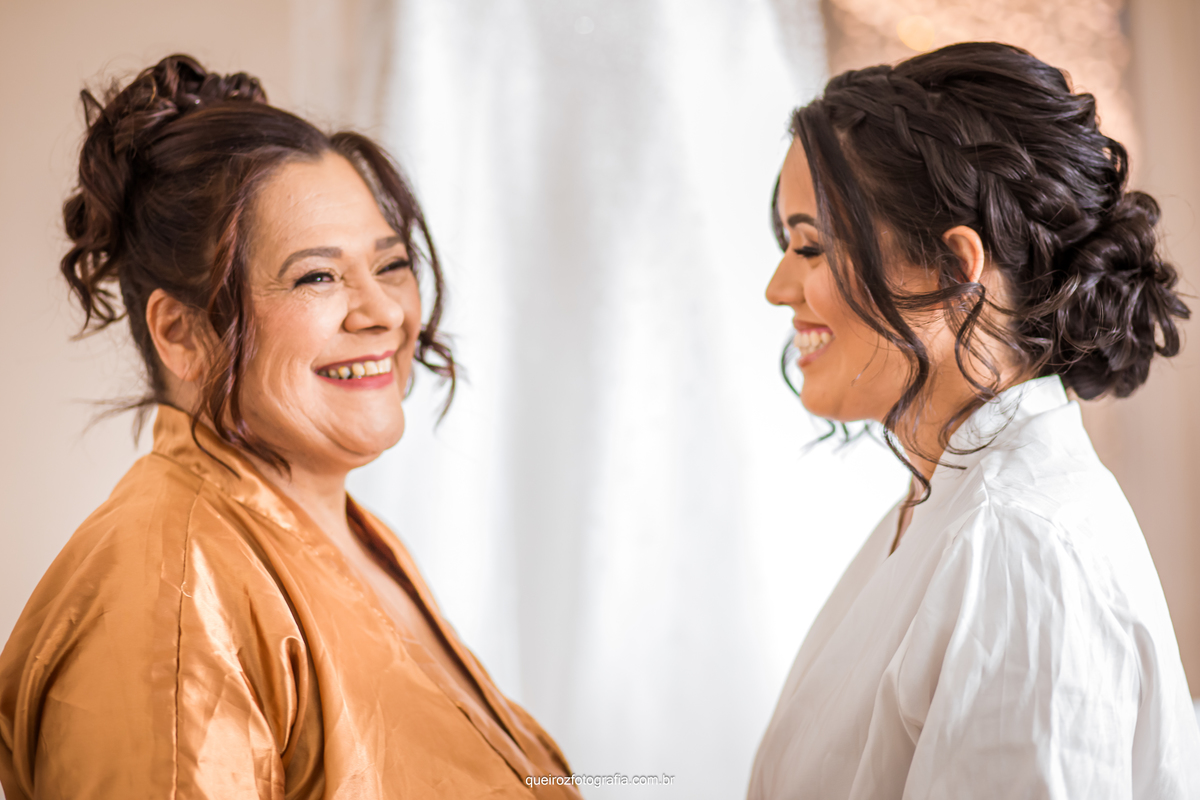 casamento noiva se arrumando com sua mãe