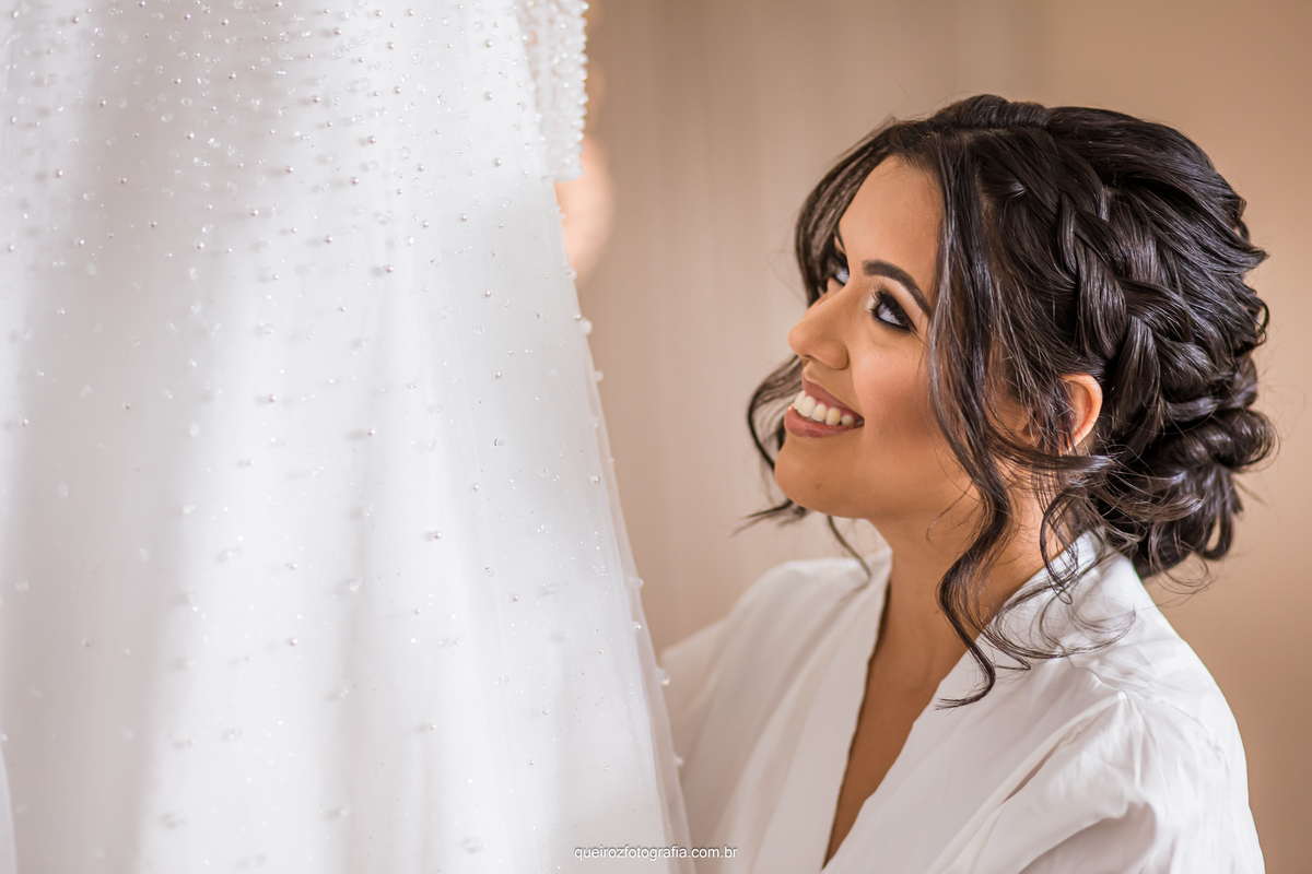 casamento noiva se arrumando com vestido