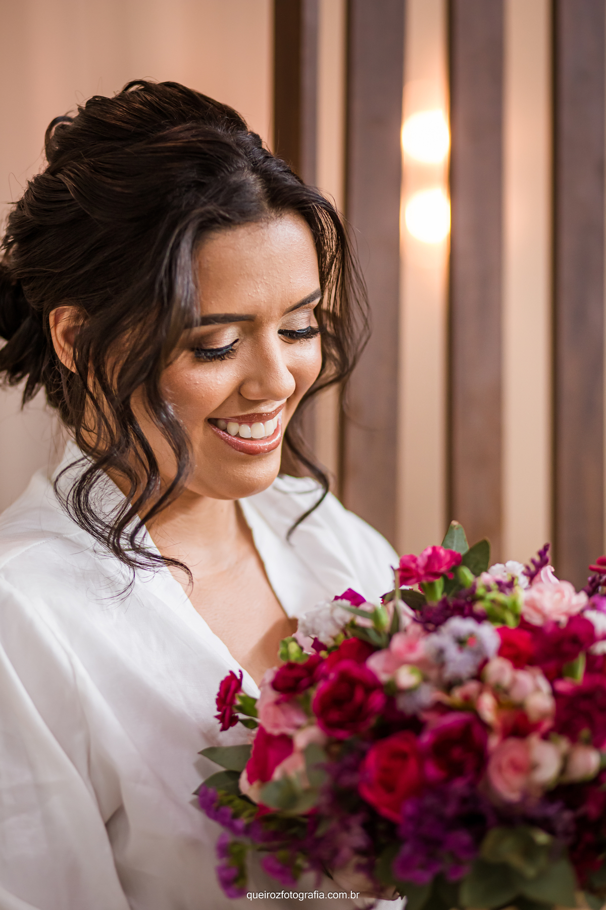 casamento noiva se arrumando com vestido de noiva