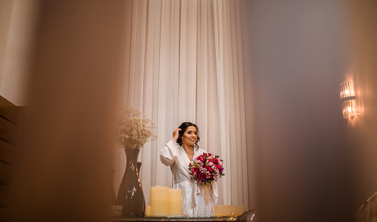 casamento noiva se arrumando com vestido de noiva