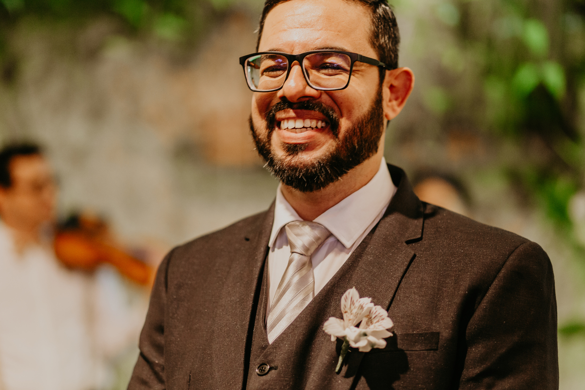 noivo emocionado entrada da noiva