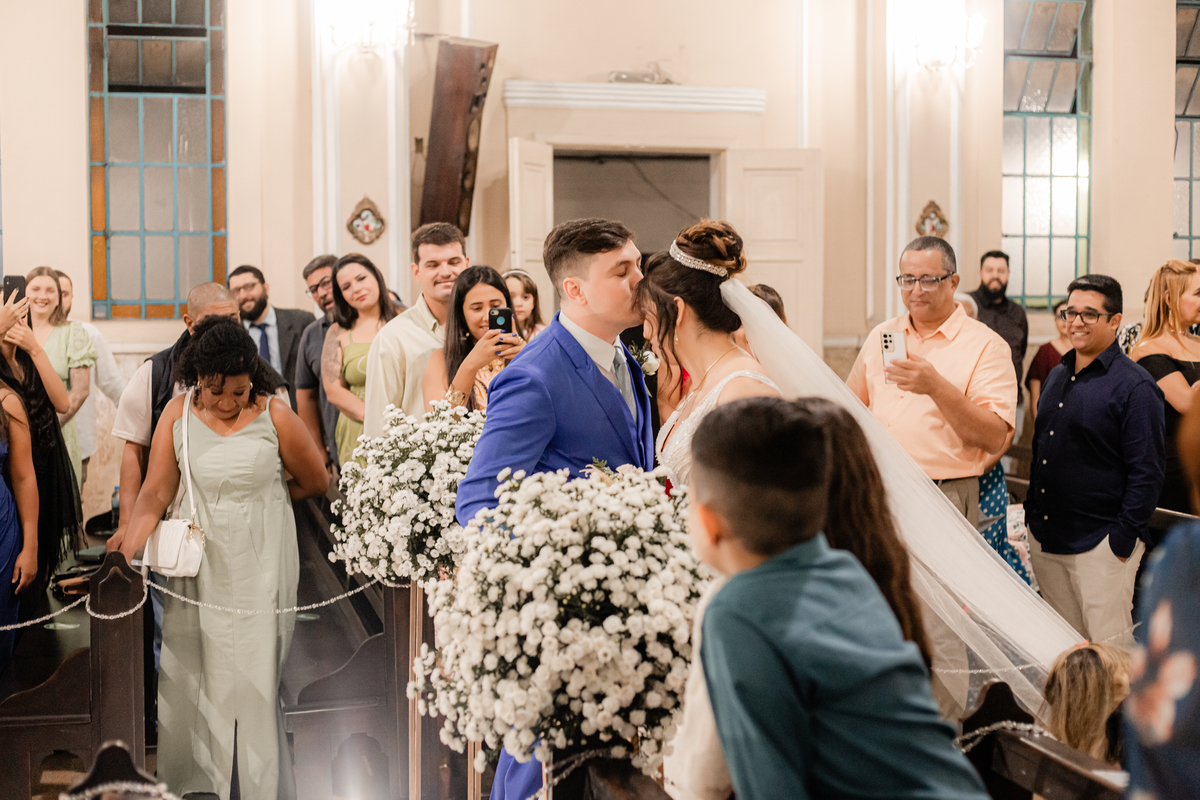 beijo do noivo na noiva