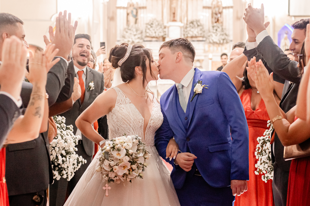 momento do beijo dos noivos