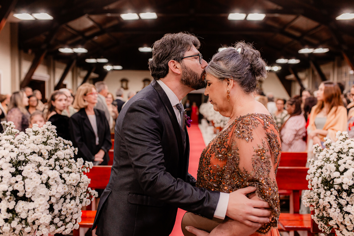 noivo com a mãe no casamento