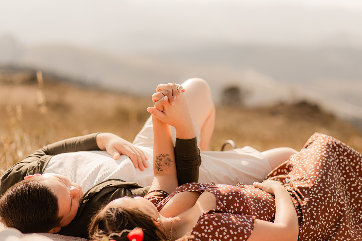 ensaio casal pré wedding paisagem campo