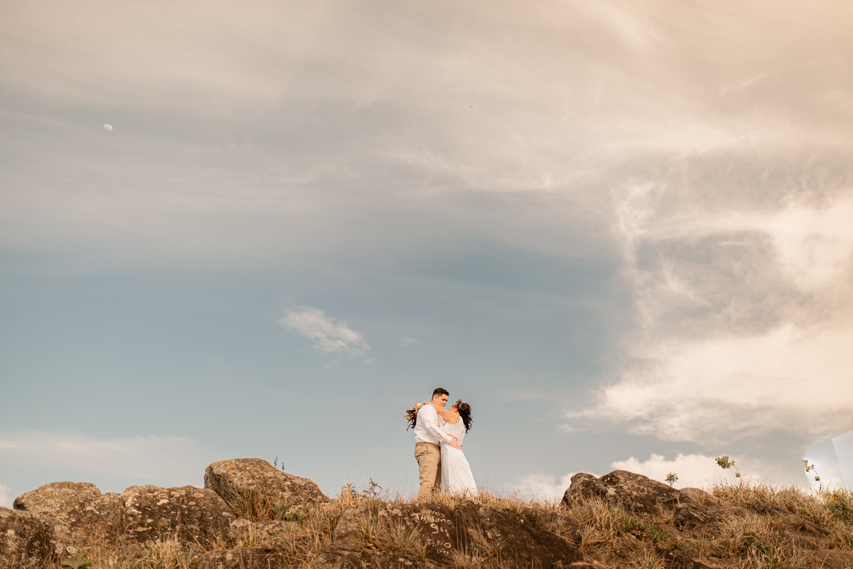 ensaio casal pré wedding paisagem campo