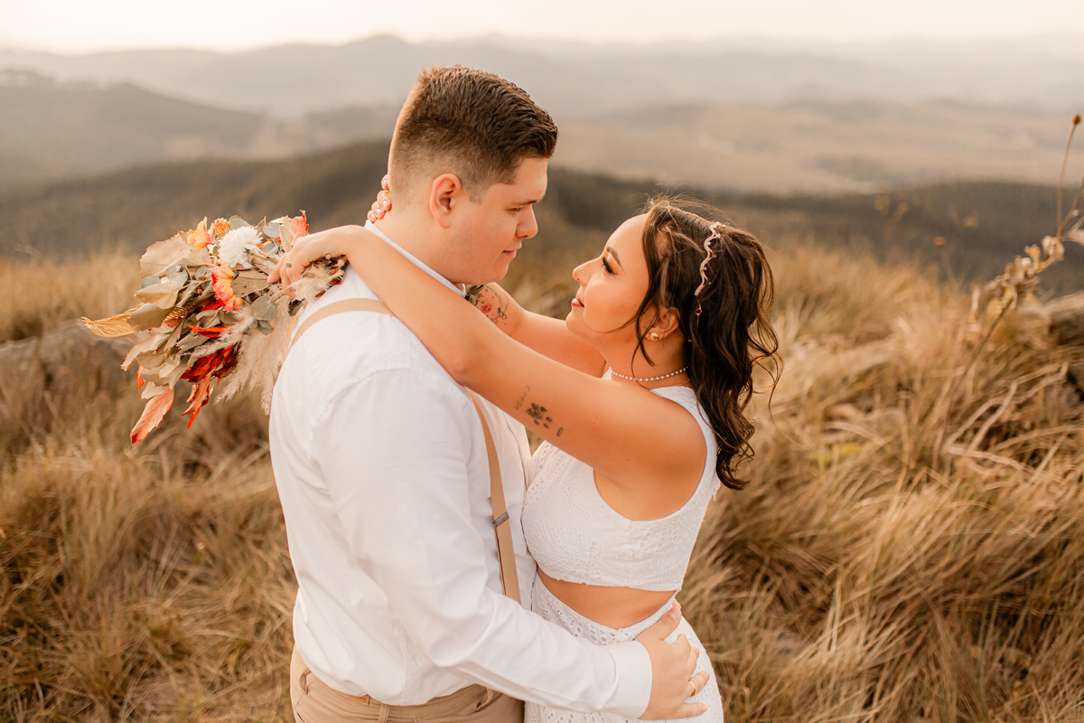 ensaio casal pré wedding paisagem campo