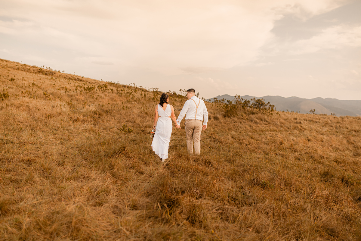 ensaio casal pré wedding paisagem campo