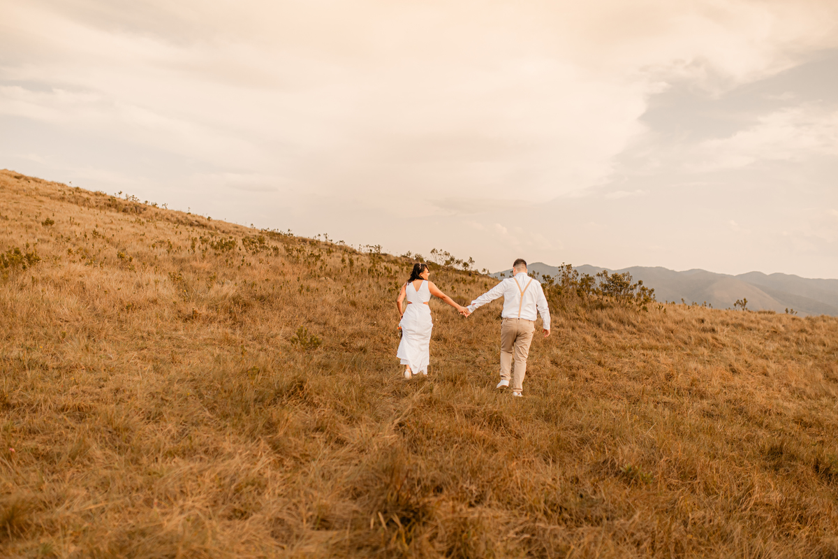 ensaio casal pré wedding paisagem campo
