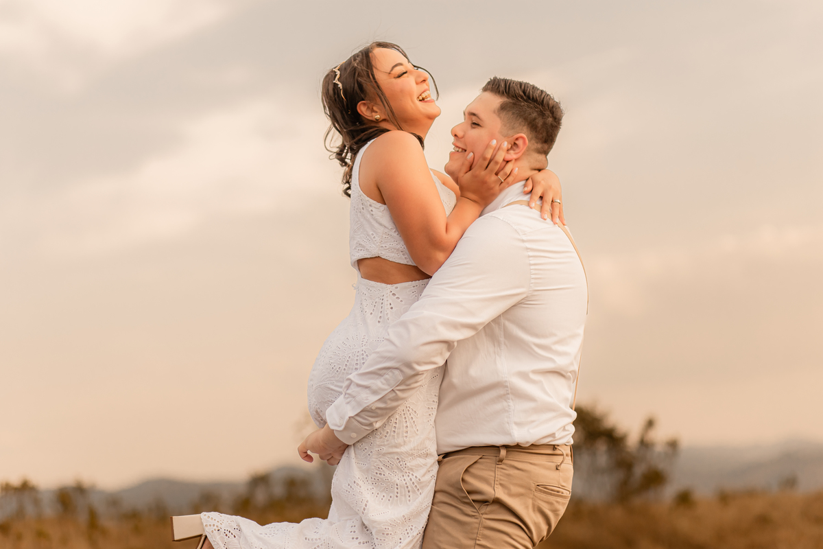 ensaio casal pré wedding paisagem campo