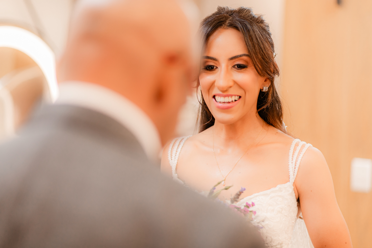 Maquiagem Noiva se arrumando vestido de noiva casamento