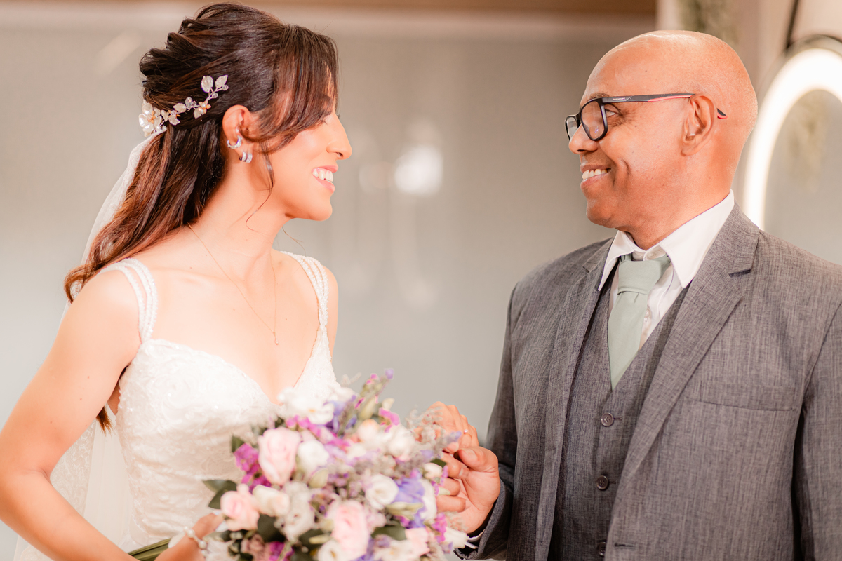 Maquiagem Noiva se arrumando vestido de noiva casamento