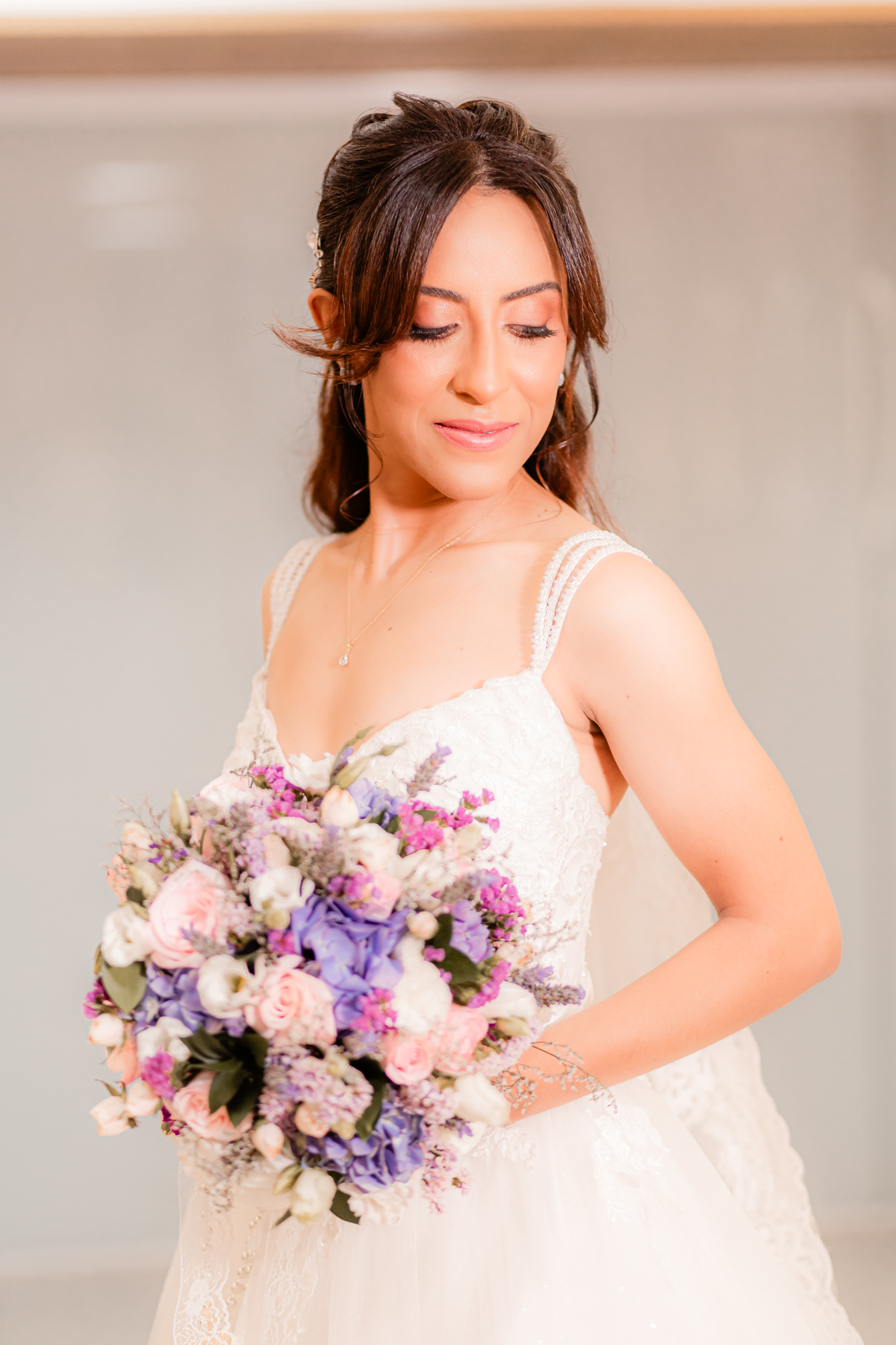 Maquiagem Noiva se arrumando vestido de noiva casamento