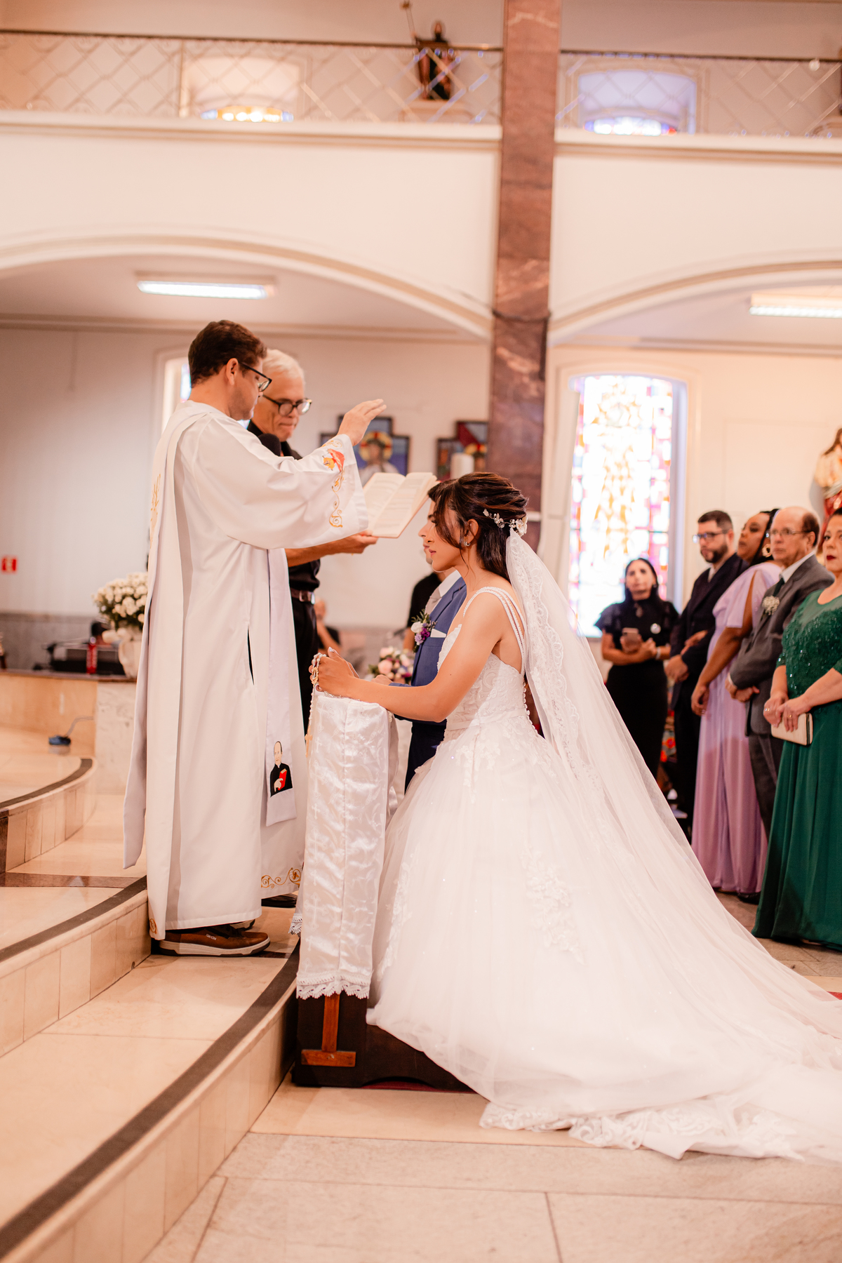 Noiva vestido de noiva casamento igreja emoção amor